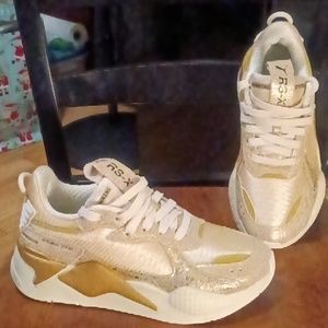 WOMEN'S PUMA SNEAKERS